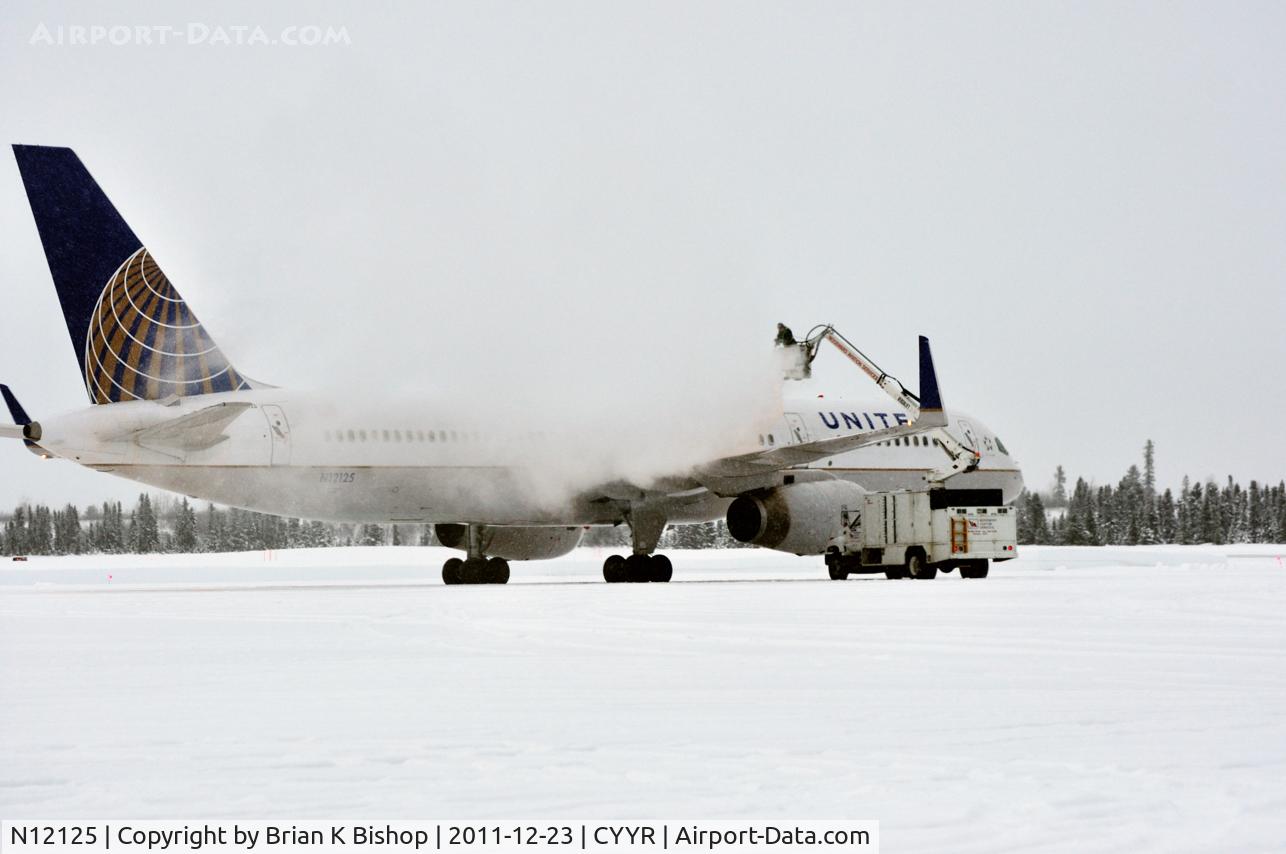 N12125, 1998 Boeing 757-224 C/N 28967, De-icing Woodwards viation ramp