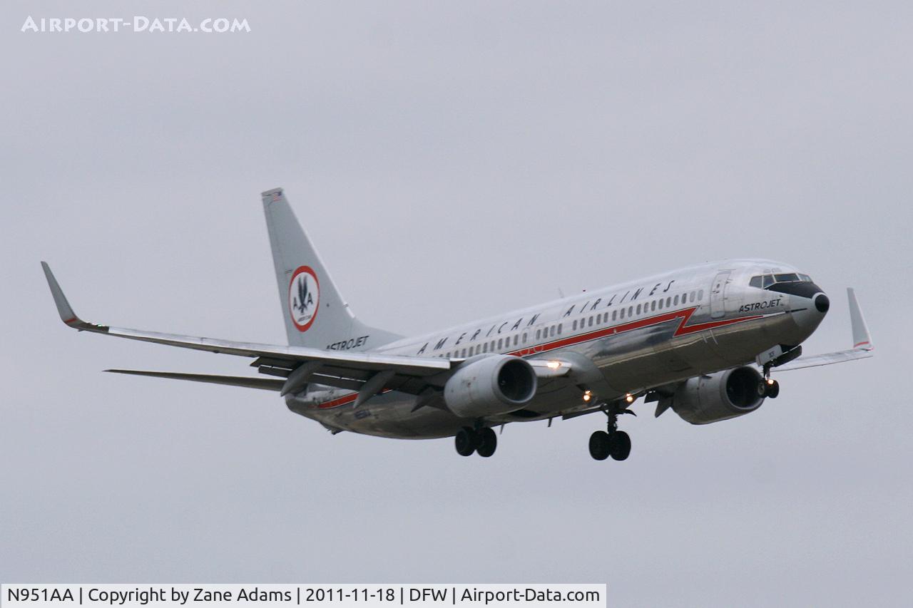 N951AA, 2000 Boeing 737-823 C/N 29538, American Airlines Special Retro Paint landing at DFW Airport