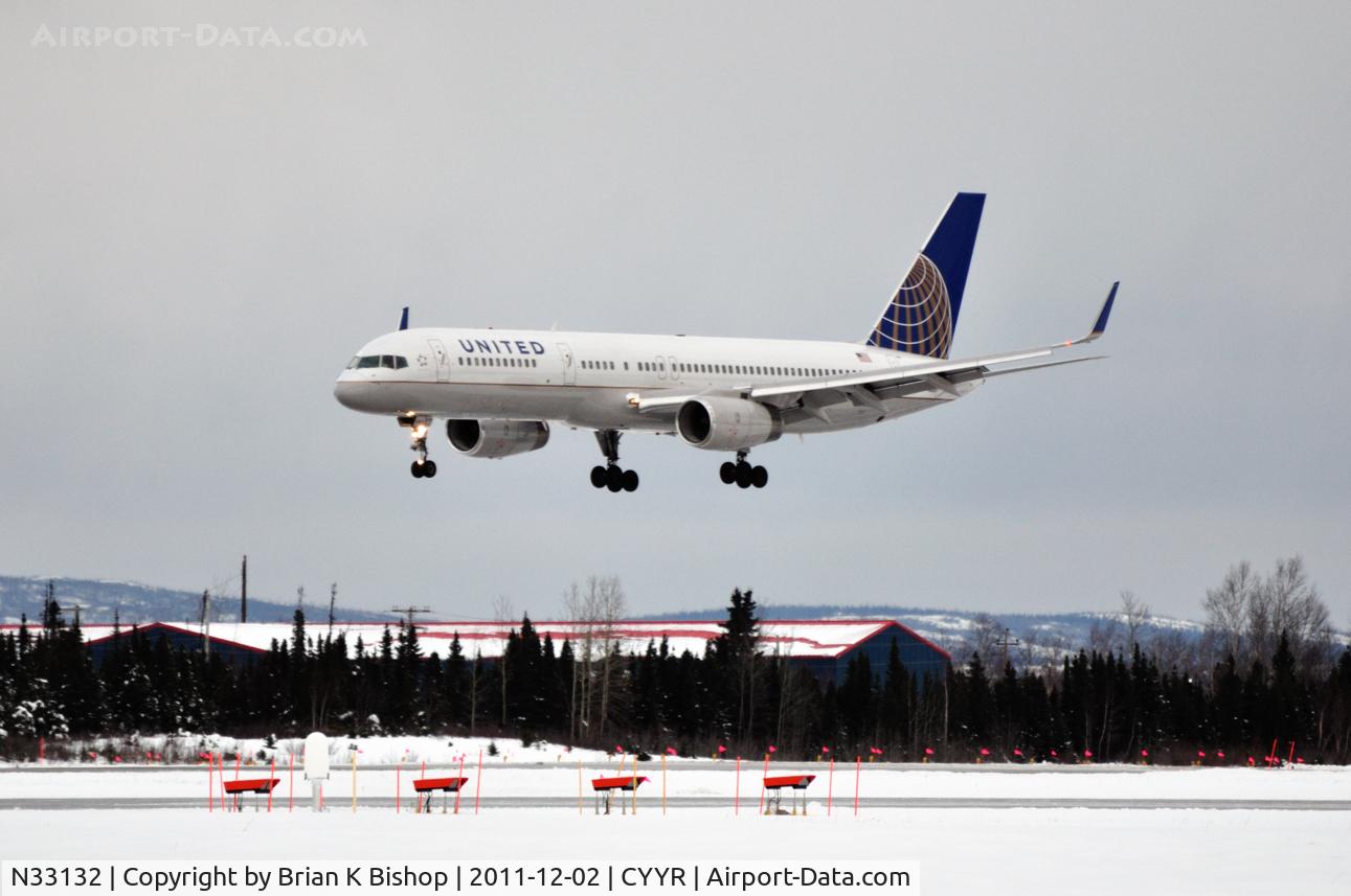 N33132, 1998 Boeing 757-224 C/N 29281, Landing rwy26.
