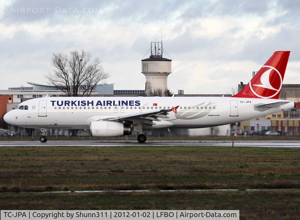 TC-JPA, 2005 Airbus A320-232 C/N 2609, Lining up rwy 32R for departure... Now in new c/s ;)