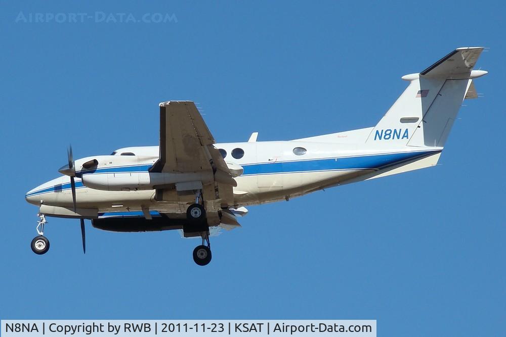 N8NA, 1981 Beech B200 King Air C/N BB-950, Landing 30L