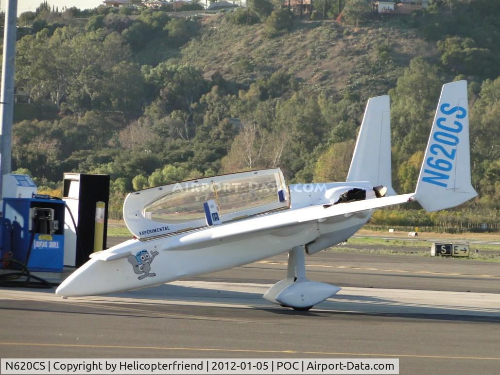 N620CS, Rutan Long-EZ C/N 76, Bowing down at the fuel station, having been re-fueled