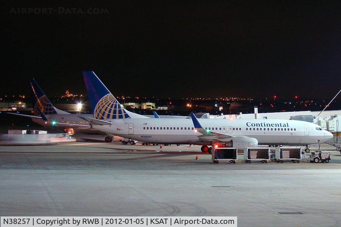 N38257, 2000 Boeing 737-824 C/N 30612, Parked