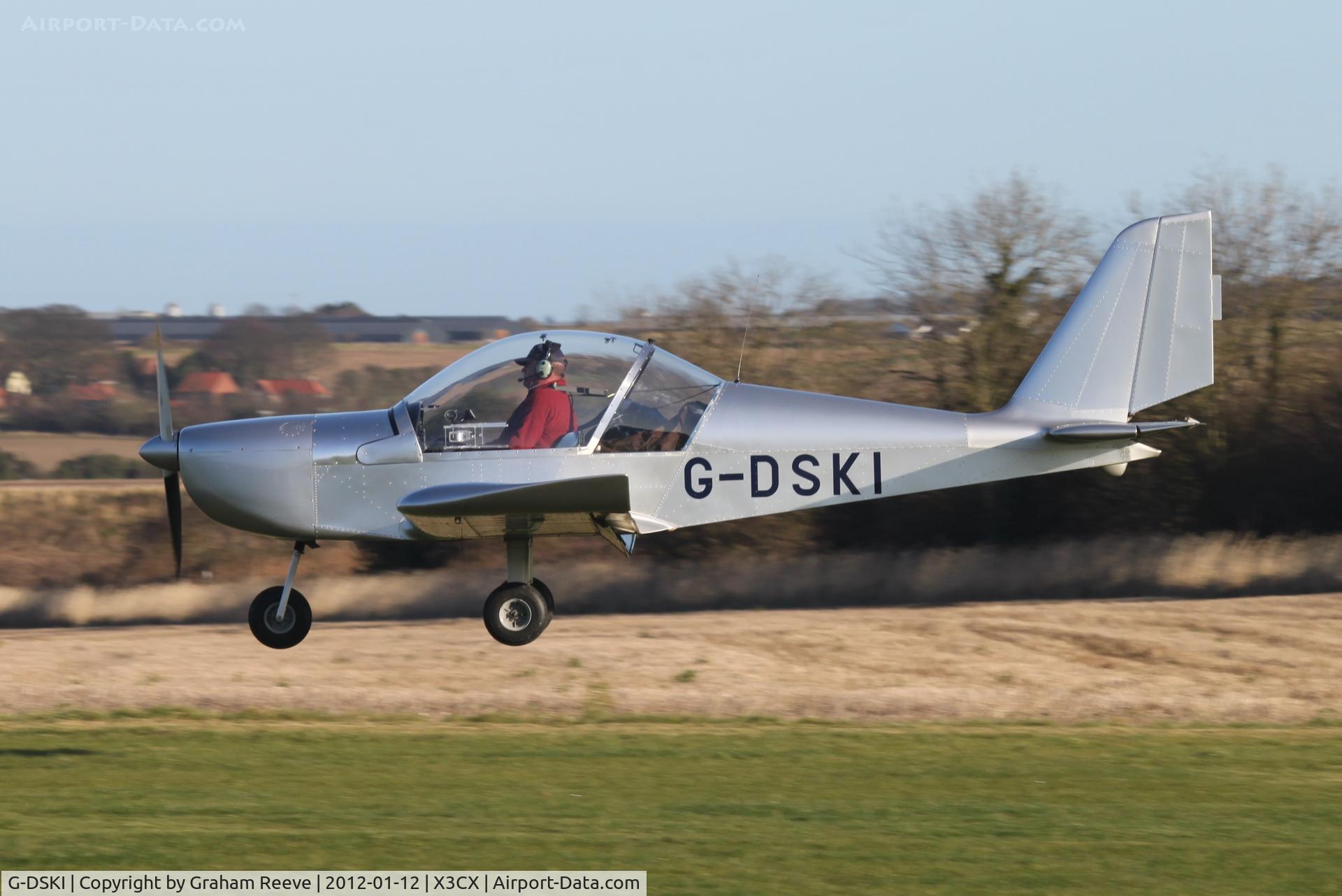 G-DSKI, 2005 Aerotechnik EV-97 Eurostar C/N PFA 315-14088, Landing at Northrepps.