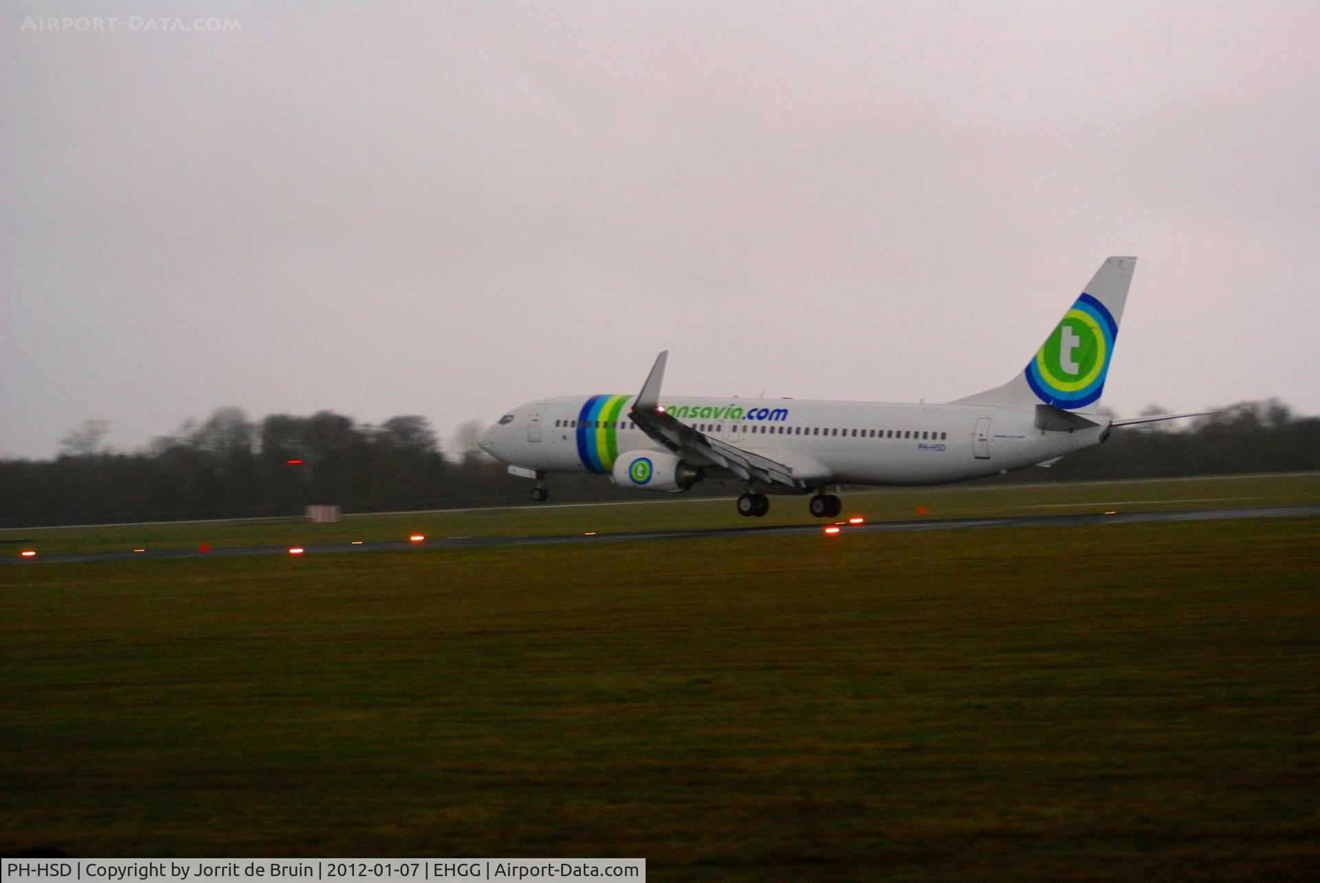 PH-HSD, 2012 Boeing 737-8K2 C/N 39260, The TRA798 from Innsbruck tried to make a soft landing due to the wetty runway, but bounced back in the sky.