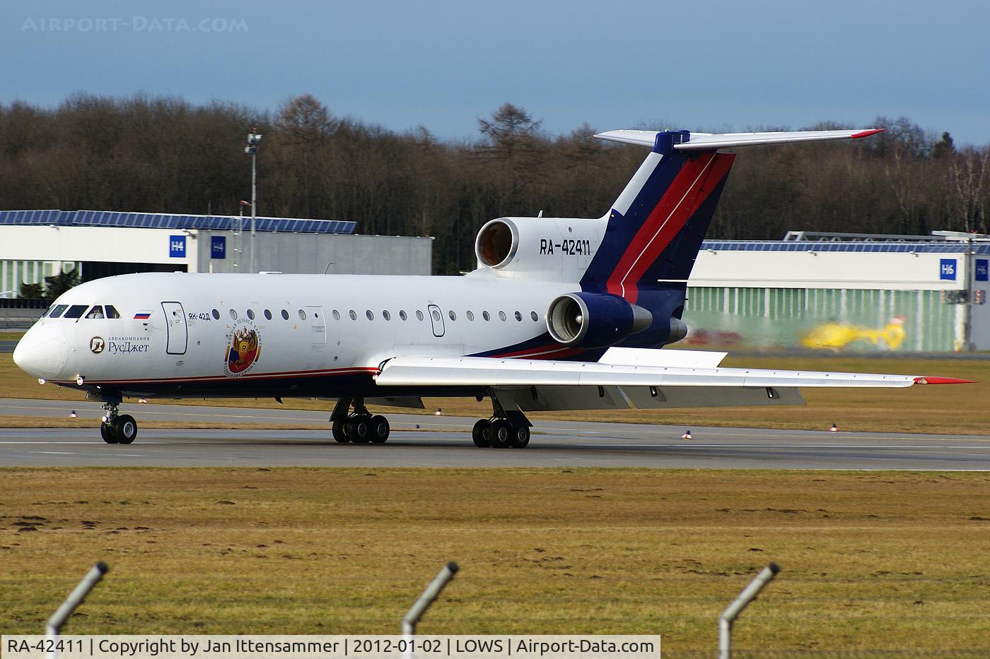RA-42411, 1992 Yakovlev Yak-42D C/N 4520421219043, RA-42411 q lows
