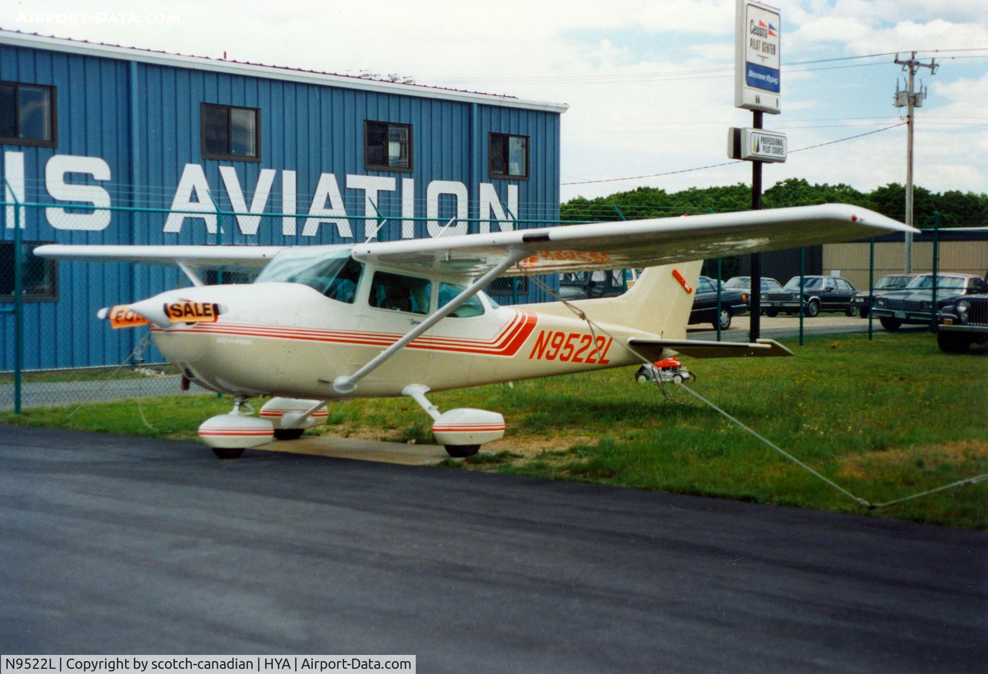 N9522L, Cessna 172P C/N 17276570, Cessna 172P N9522P at Barnstable Municipal Airport, Hyannis, MA - July 1986
