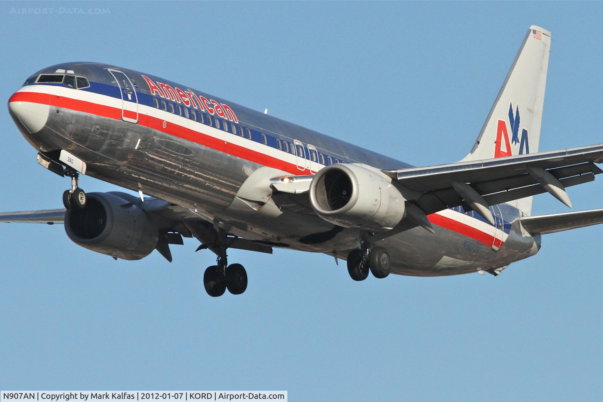 N907AN, 1999 Boeing 737-823 C/N 29509, American Airlines Boeing 737-823, AAL1605 arriving from KBOS, RWY 28 approach KORD.