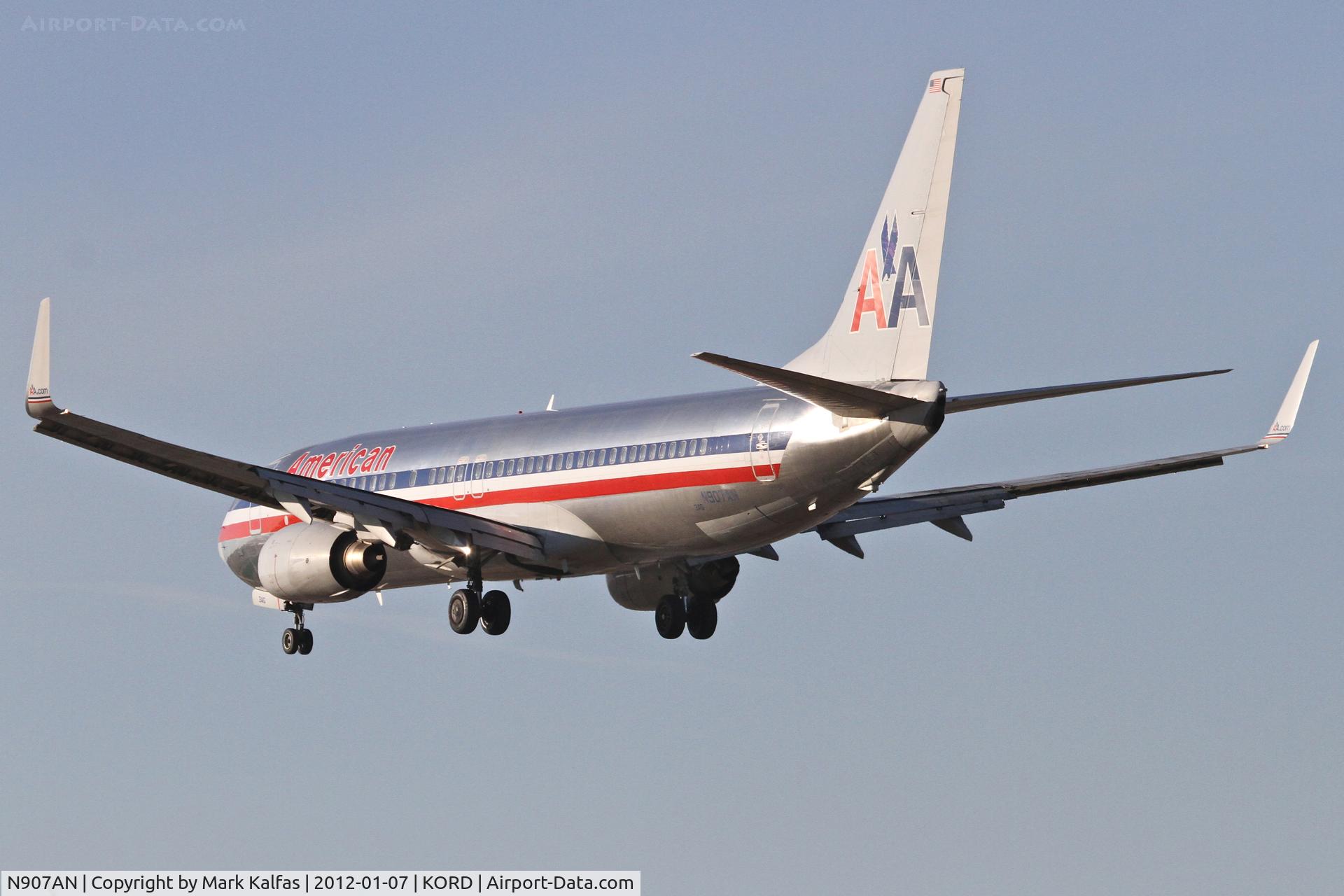 N907AN, 1999 Boeing 737-823 C/N 29509, American Airlines Boeing 737-823, AAL1605 arriving from KBOS, RWY 28 approach KORD.
