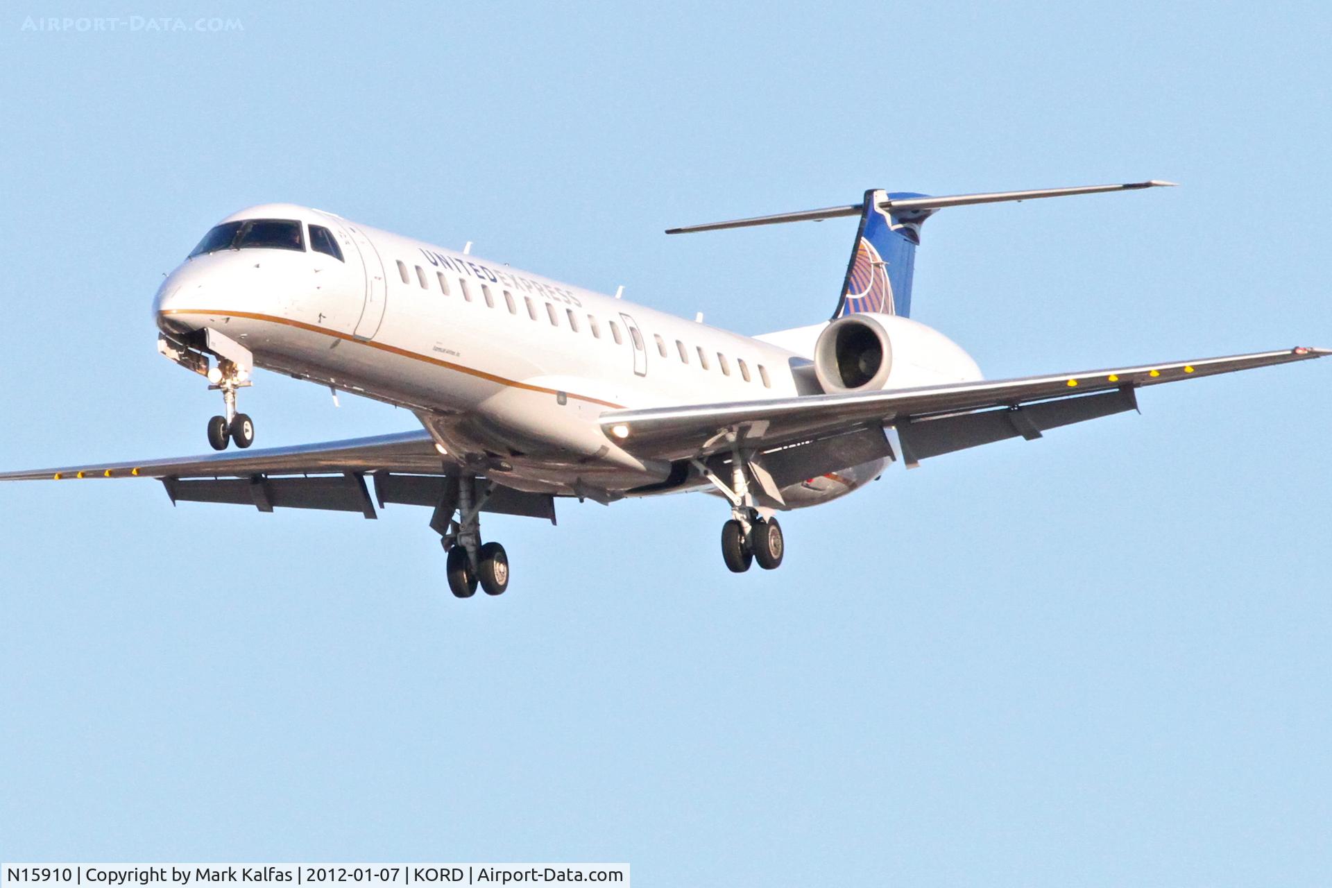 N15910, 2001 Embraer ERJ-145LR (EMB-145LR) C/N 145455, ExpressJet/United Express Embraer EMB-145LR, ASQ5853 arriving from KBVT, RWY 28 approach KORD.