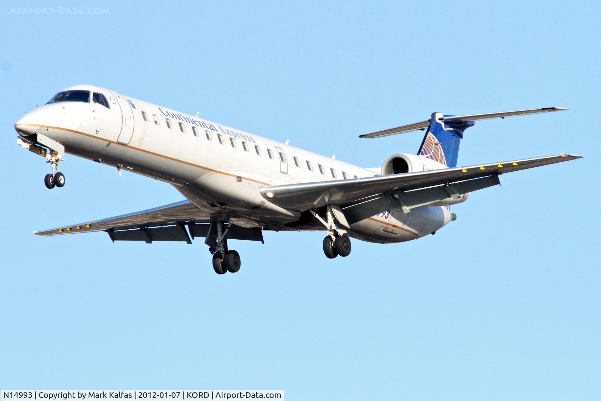N14993, 2000 Embraer ERJ-145LR (EMB-145LR) C/N 145289, ExpressJet/United Express Embraer EMB-145LR, ASQ6062 arriving from KDSM, RWY 28 approach KORD.