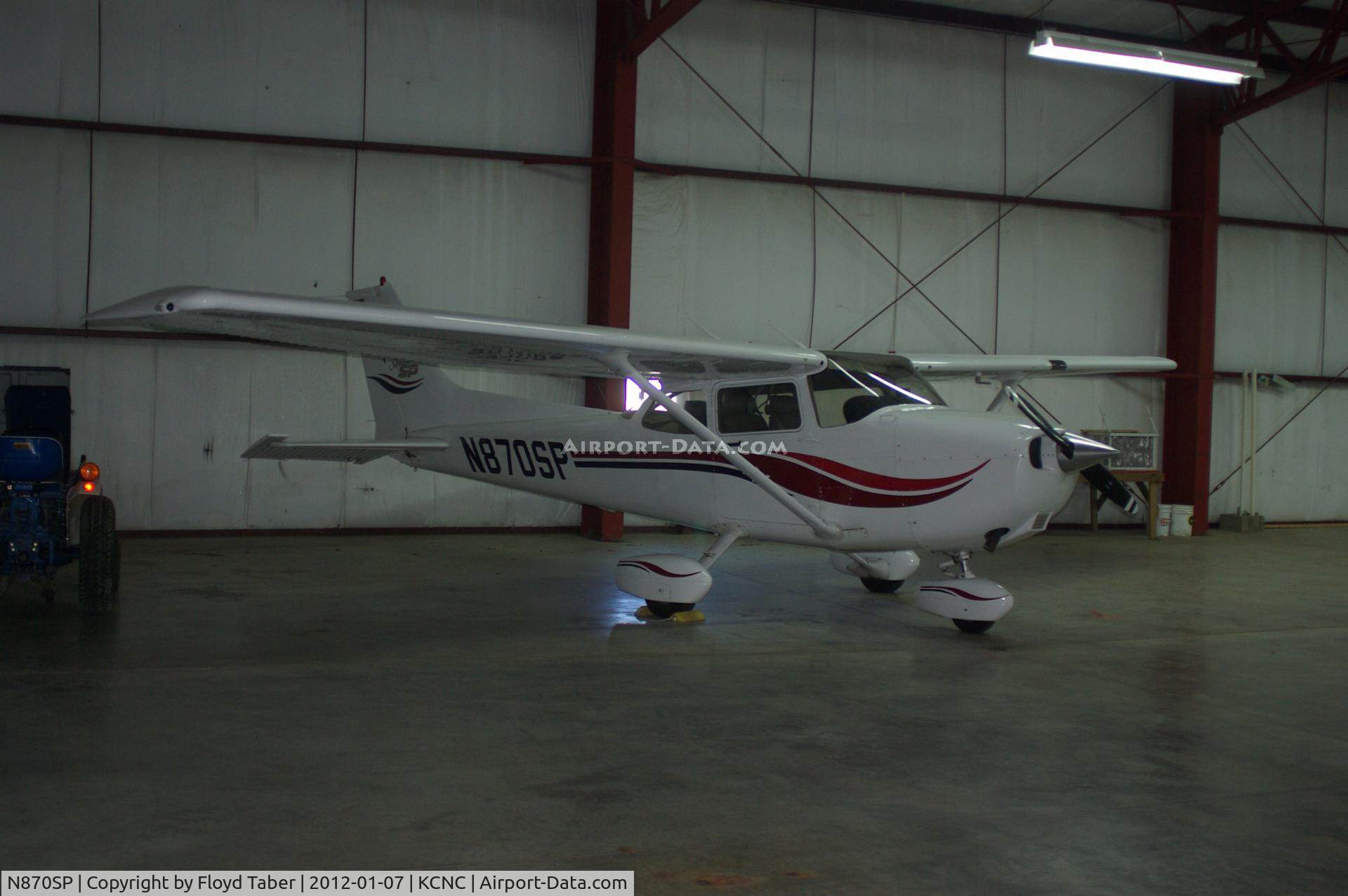 N870SP, 1999 Cessna 172S C/N 172S8130, In the Hangar