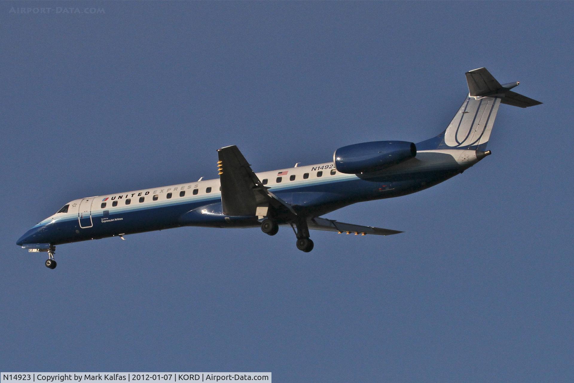 N14923, 2000 Embraer ERJ-145LR (EMB-145LR) C/N 145318, ExpressJet/United Express Embraer EMB-145LR, ASQ5969 arriving from CYUL, RYW 28 approach KORD.