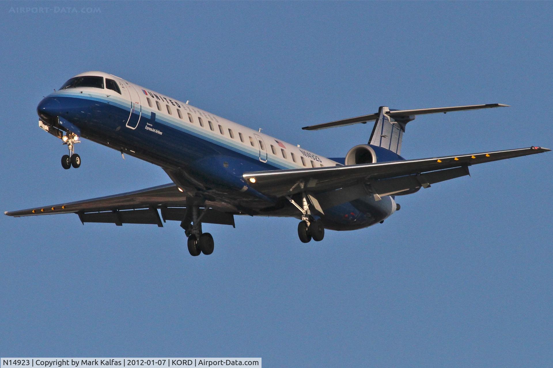 N14923, 2000 Embraer ERJ-145LR (EMB-145LR) C/N 145318, ExpressJet/United Express Embraer EMB-145LR, ASQ5969 arriving from CYUL, RYW 28 approach KORD.