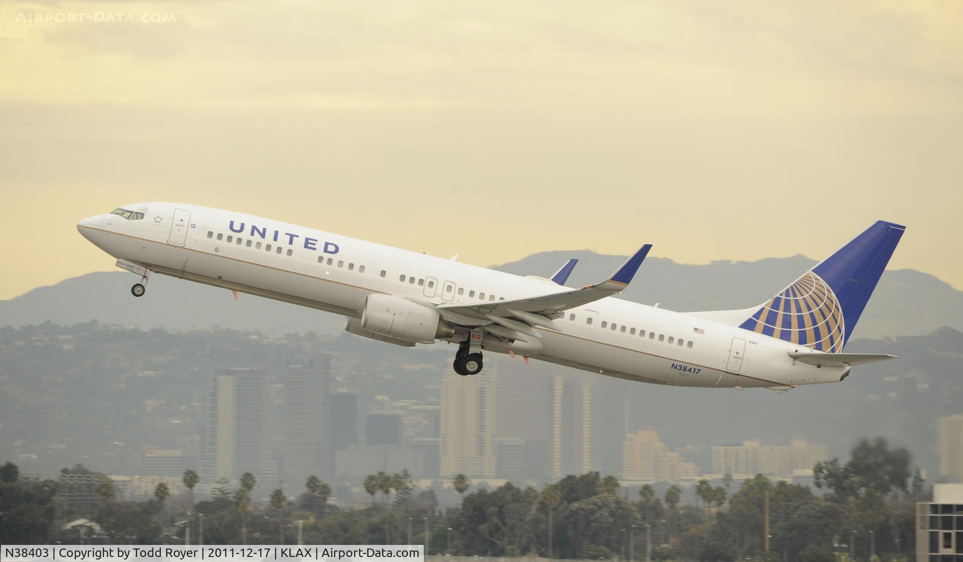 N38403, 2001 Boeing 737-924 C/N 30120, Departing LAX