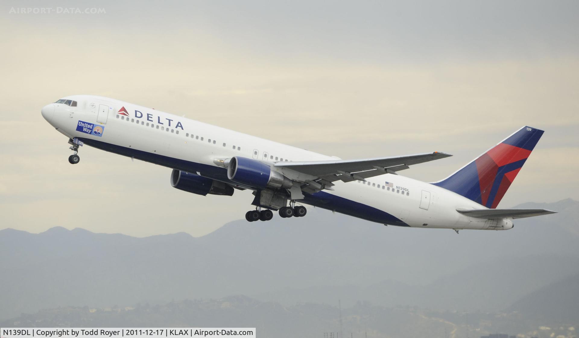 N139DL, 1992 Boeing 767-332 C/N 25984, Departin LAX