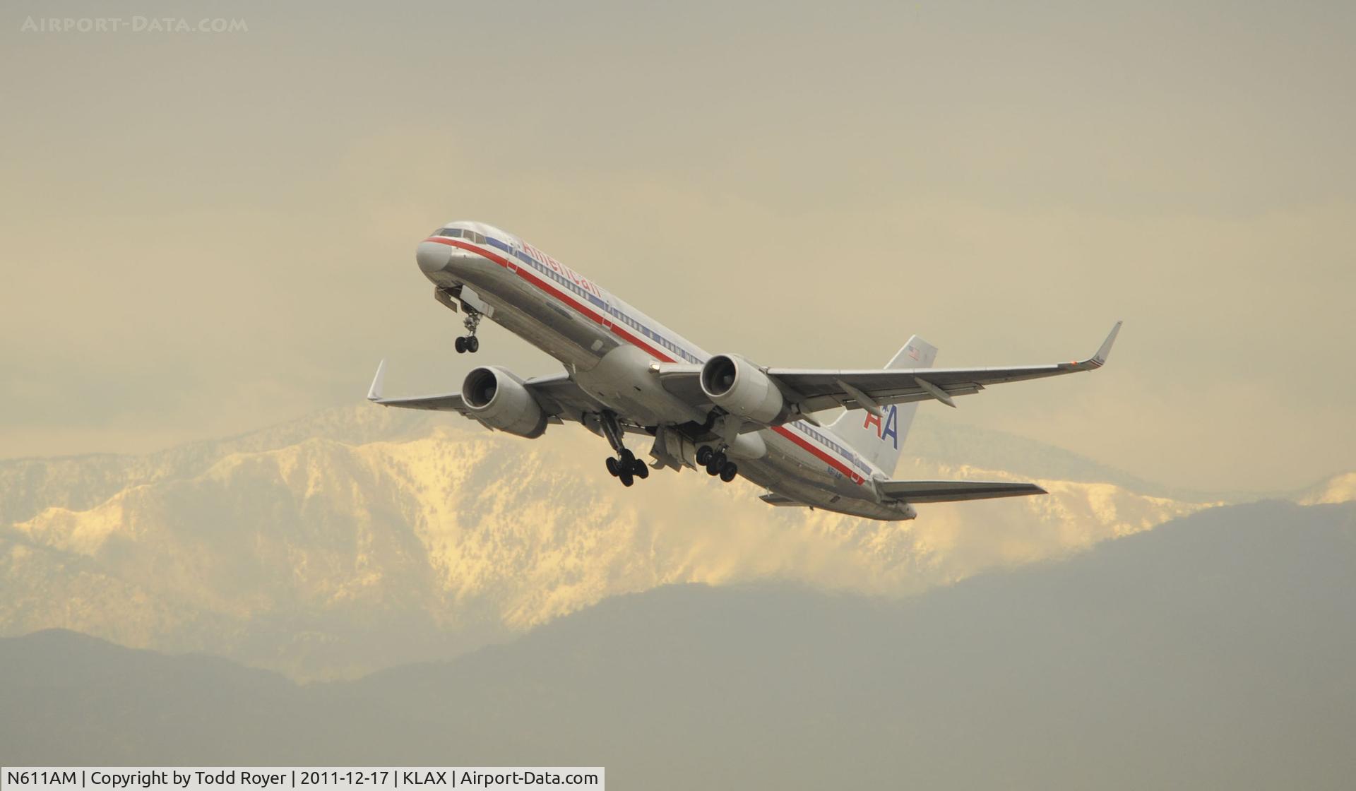 N611AM, 1989 Boeing 757-223 C/N 24487, Departing LAX