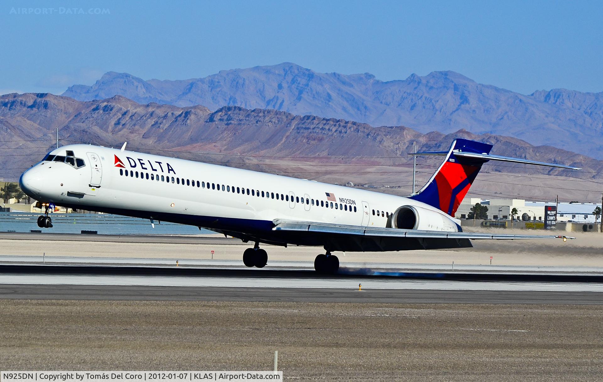 N925DN, 1998 McDonnell Douglas MD-90-30 C/N 53587, N925DN Delta Air Lines Mcdonnell Douglas MD-90-30 C/N 53587

- Las Vegas - McCarran International (LAS / KLAS)
USA - Nevada, January 7, 2012
Photo: Tomás Del Coro