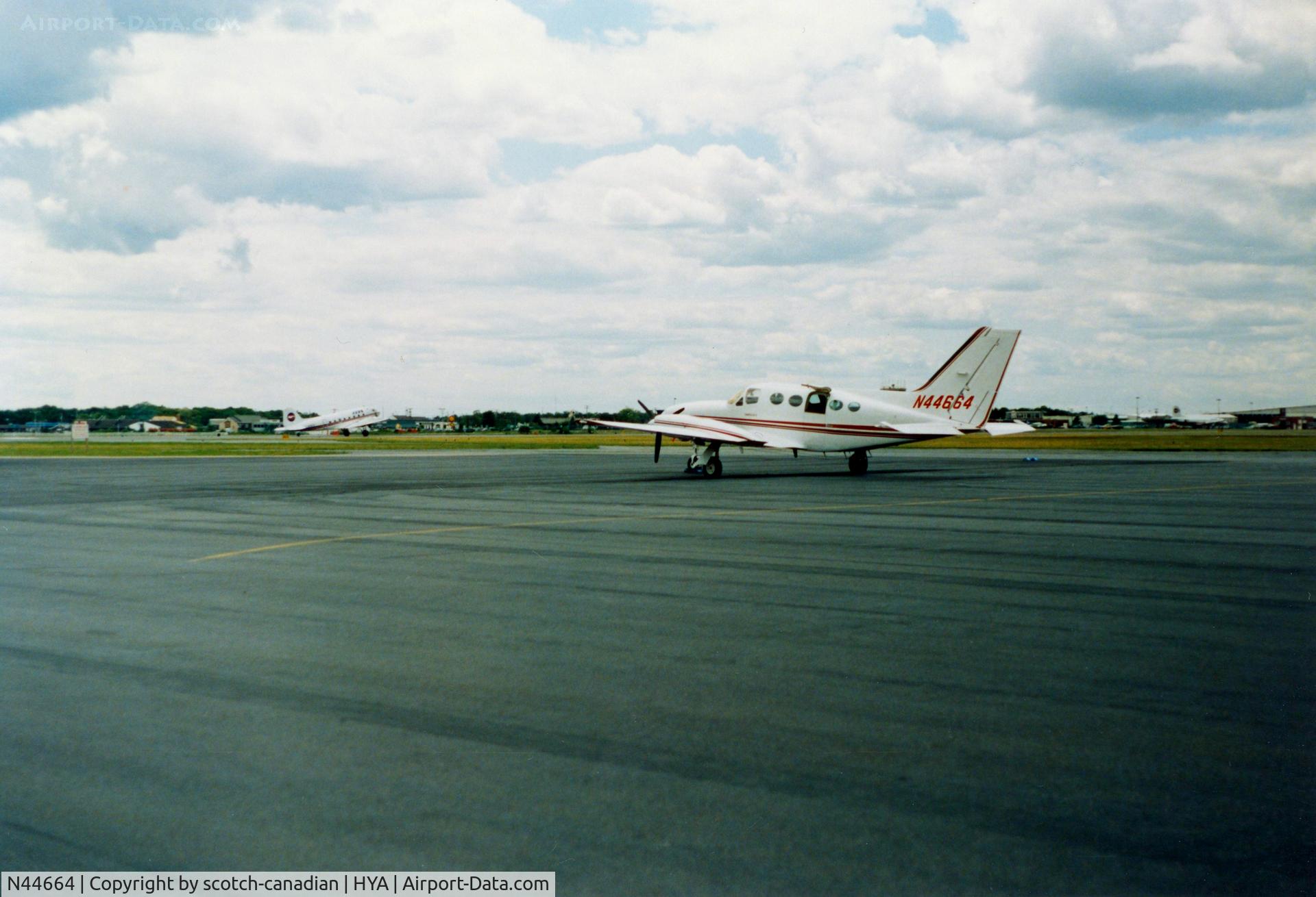 N44664, 1982 Cessna 414A Chancellor C/N 414A0829, 1982 Cessna 414A N44664 at Barnstable Municipal Airport, Hyannis, MA - July 1986