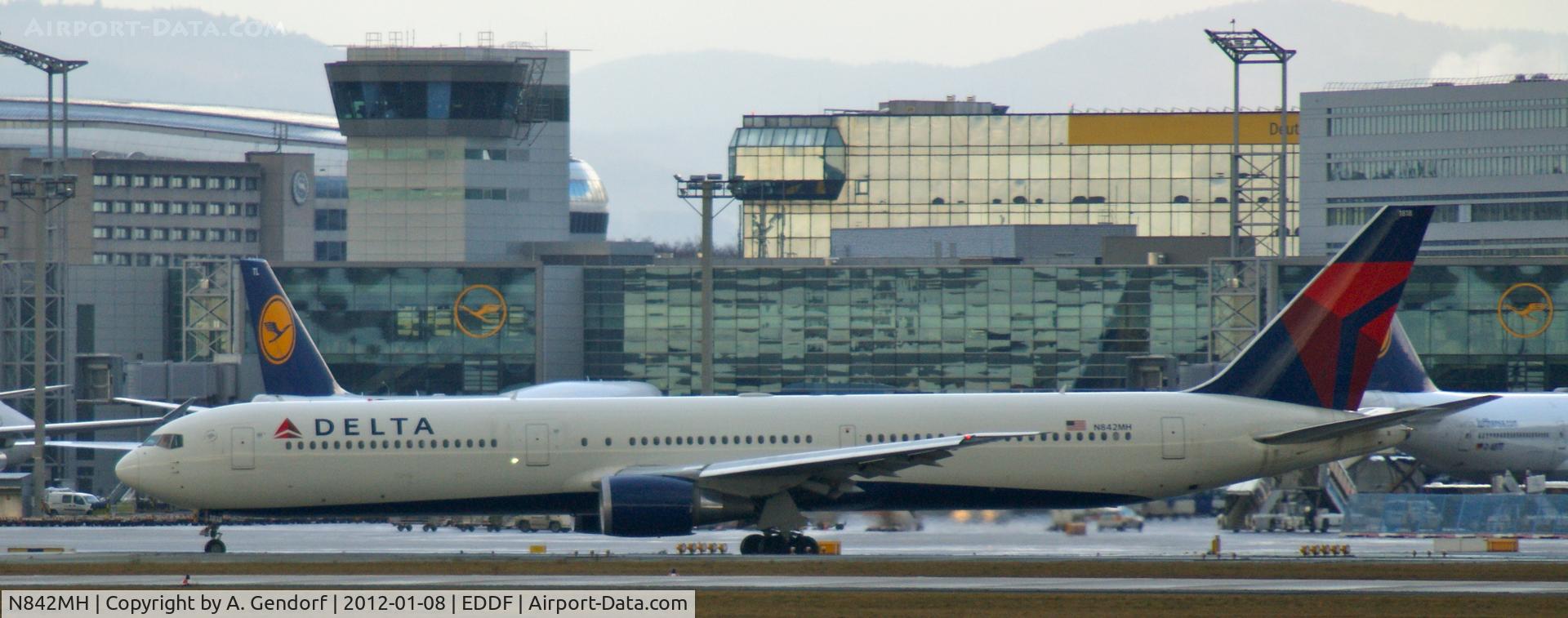 N842MH, 2001 Boeing 767-432/ER C/N 29715, Delta Air Lines, taxiing for departure at Frankfurt Int´l (EDDF)