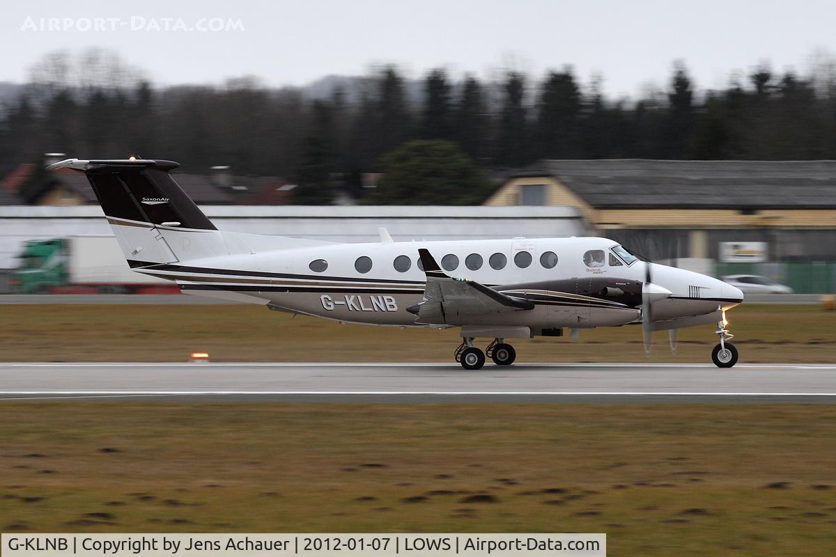 G-KLNB, 2009 Beech Super King Air 350 C/N FL-631, Take off