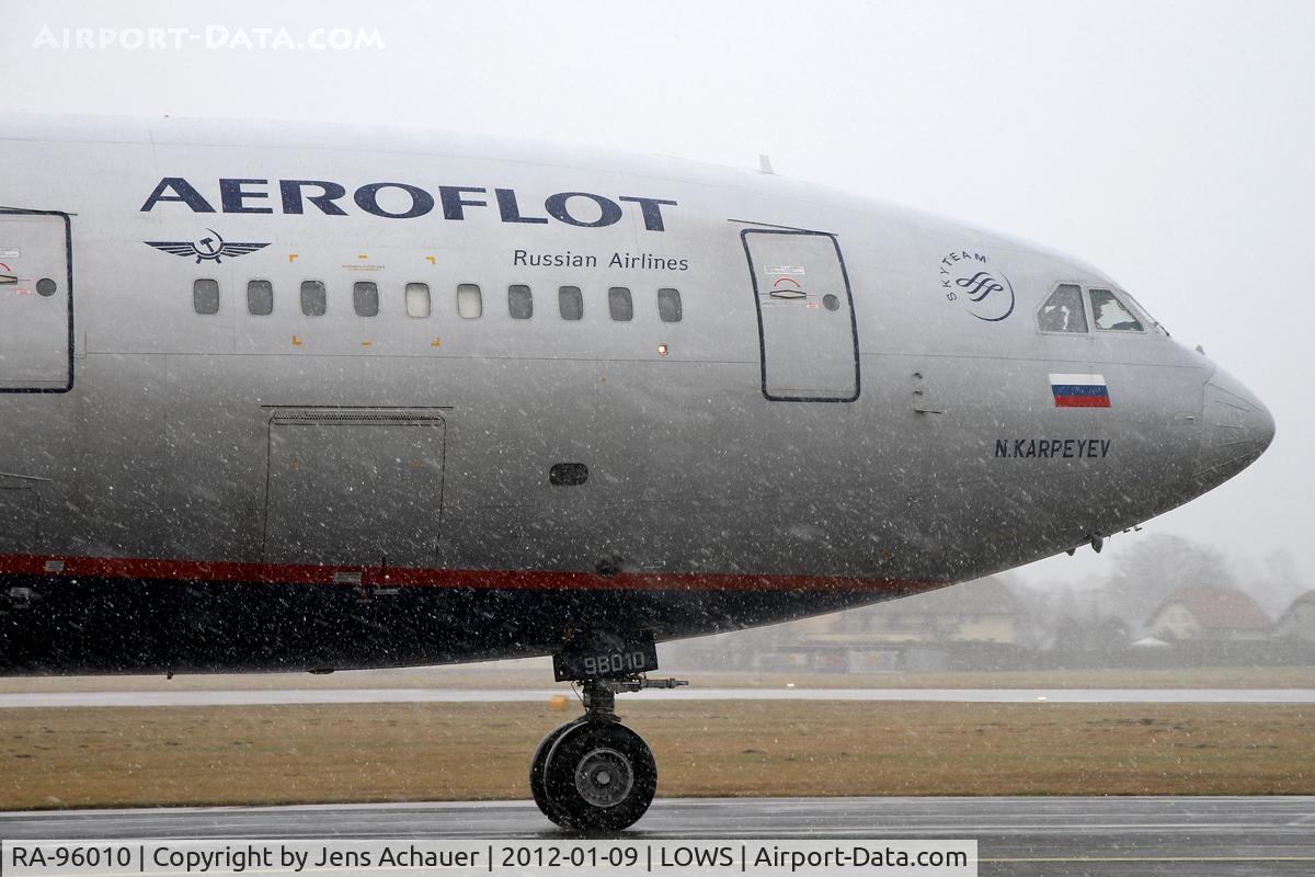RA-96010, 1994 Ilyushin Il-96-300 C/N 74393201007, Taxing to rwy during a heavy snow storm