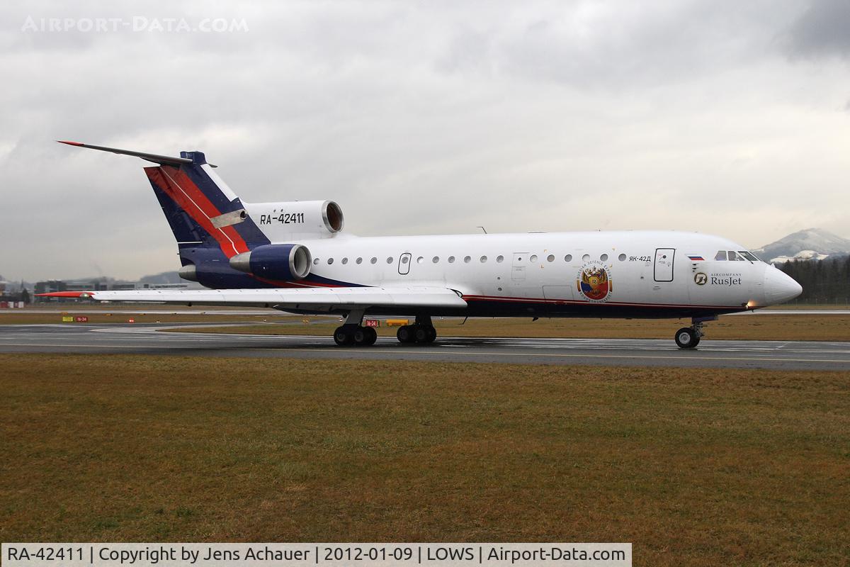 RA-42411, 1992 Yakovlev Yak-42D C/N 4520421219043, Taxing to rwy