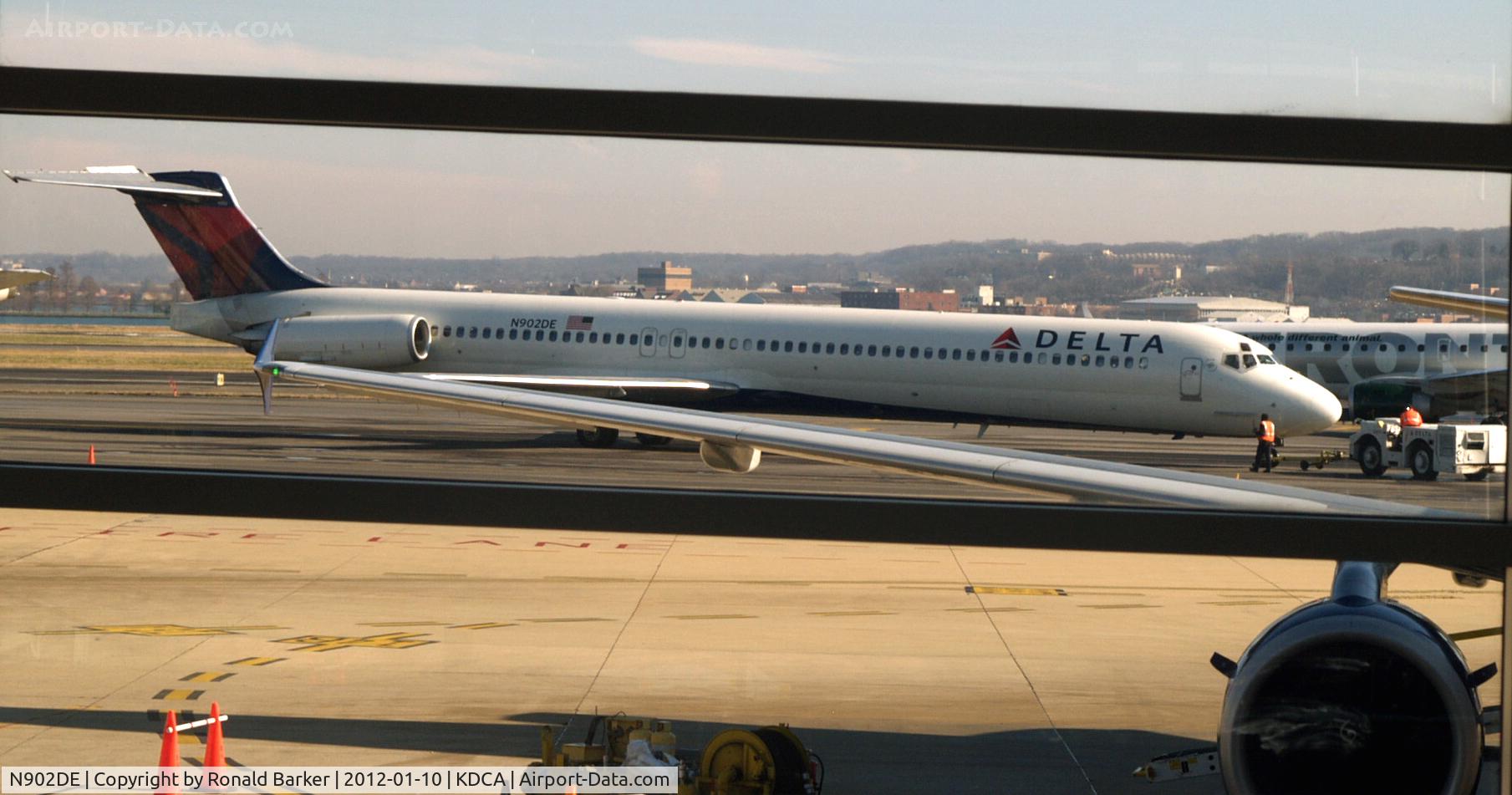 N902DE, 1992 McDonnell Douglas MD-88 C/N 53379, DCA, VA