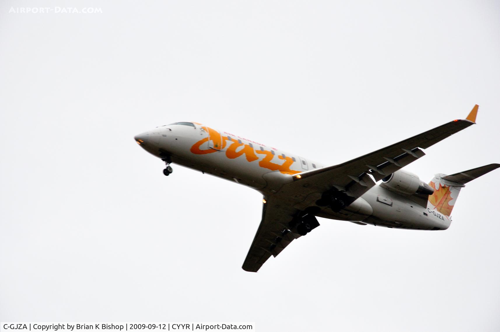 C-GJZA, 2001 Canadair CRJ-200ER (CL-600-2B19) C/N 7500, Landing 26