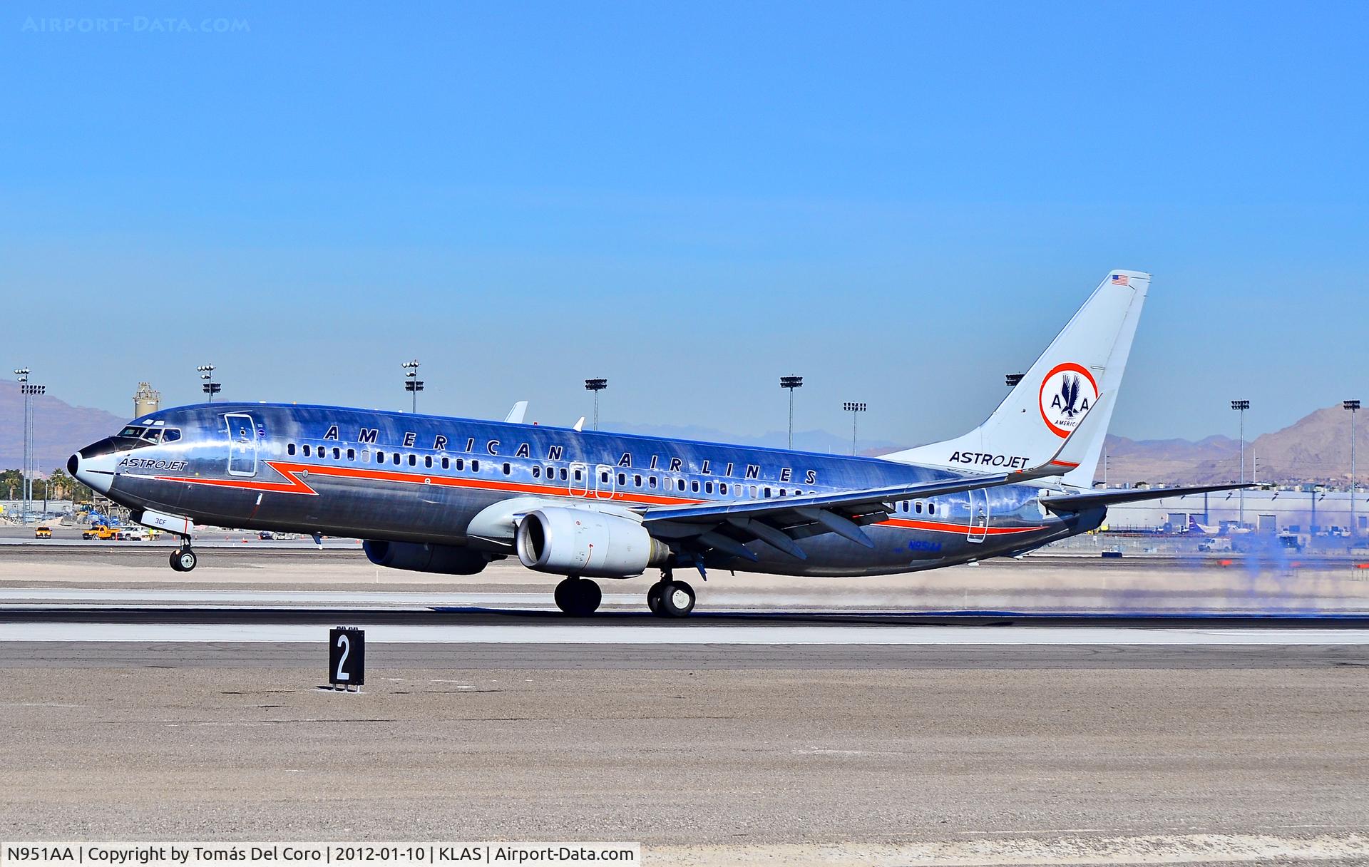 N951AA, 2000 Boeing 737-823 C/N 29538, N951AA American Airlines 2000 Boeing 737-823 / 3CF (cn 29538/720)

- Las Vegas - McCarran International (LAS / KLAS)
USA - Nevada, January 10, 2012
Photo: Tomás Del Coro