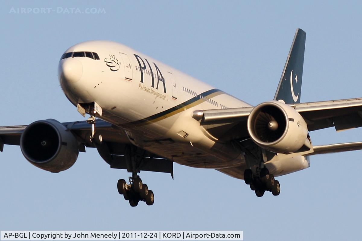 AP-BGL, 2004 Boeing 777-240/ER C/N 33777, Short final for 28