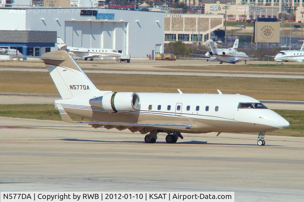 N577DA, 1998 Bombardier Challenger 604 (CL-600-2B16) C/N 5398, Taxiing to 30L