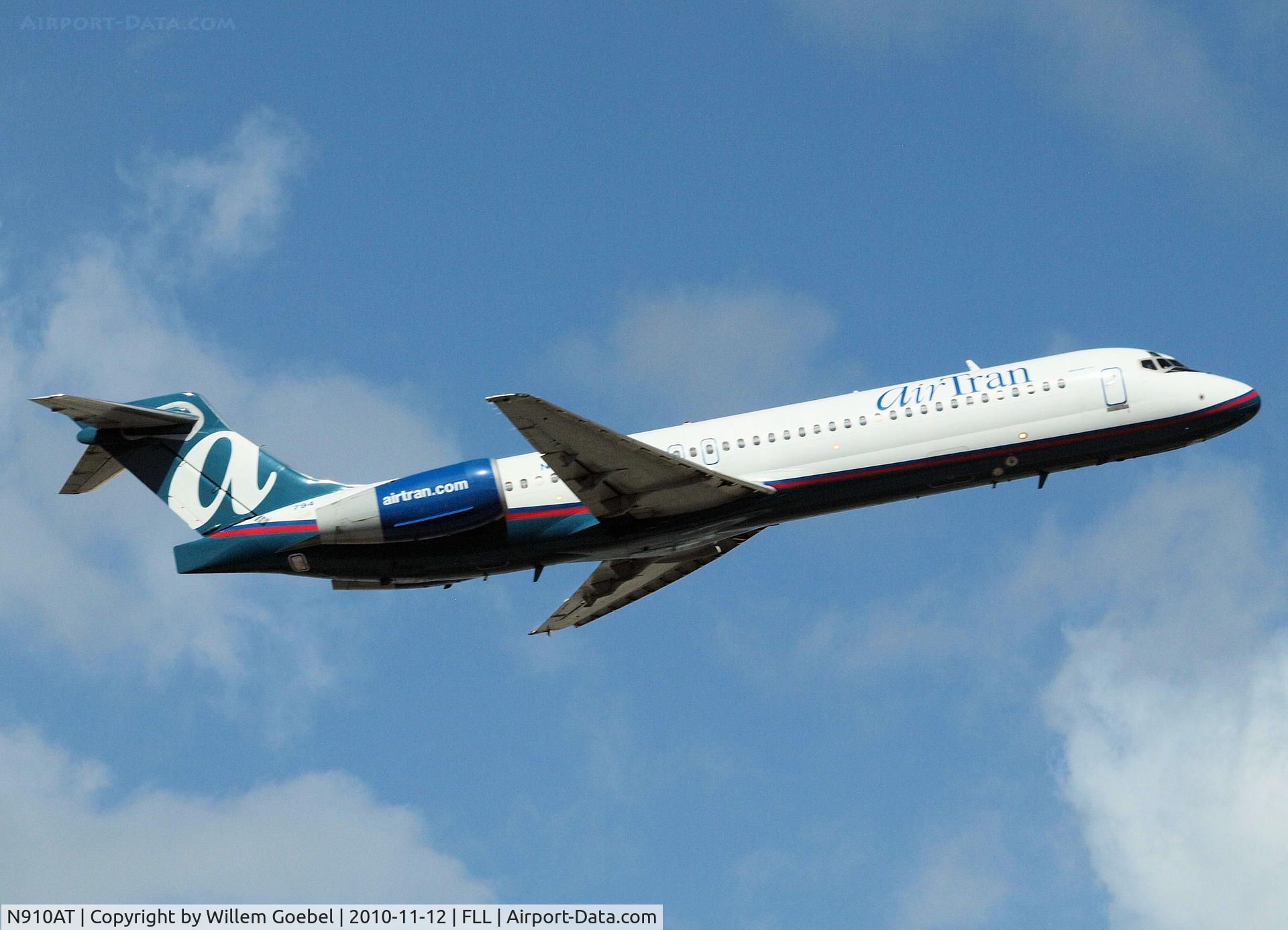 N910AT, 2001 Boeing 717-200 C/N 55086, Take off from Frt Lauderdale Airport
