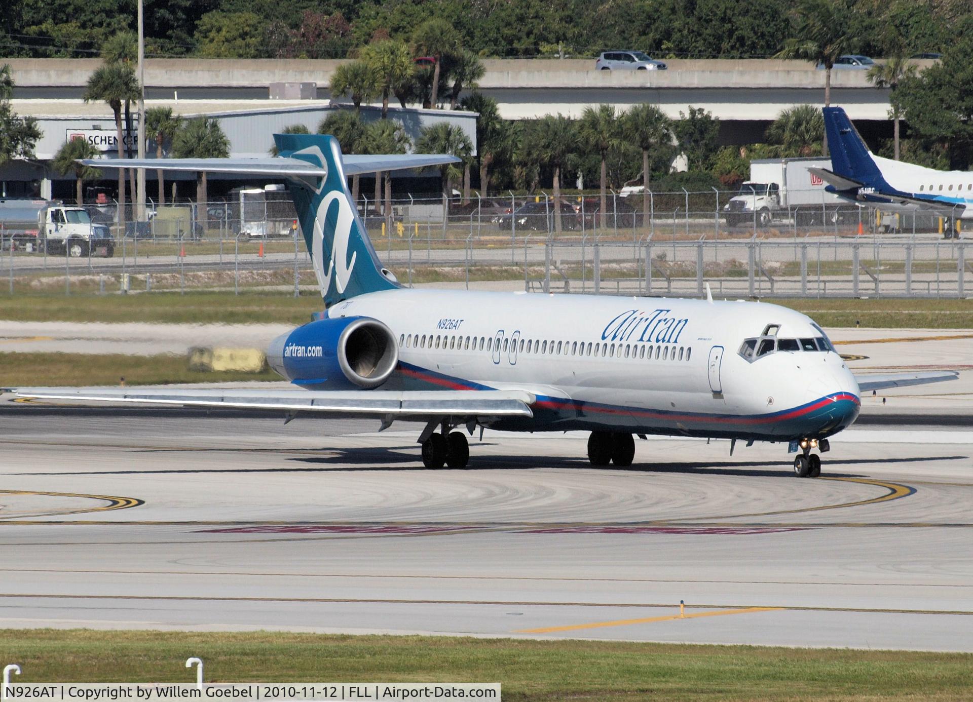 N926AT, 2000 Boeing 717-200 C/N 55078, Taxi to the gate of Frt Lauderdale Airport