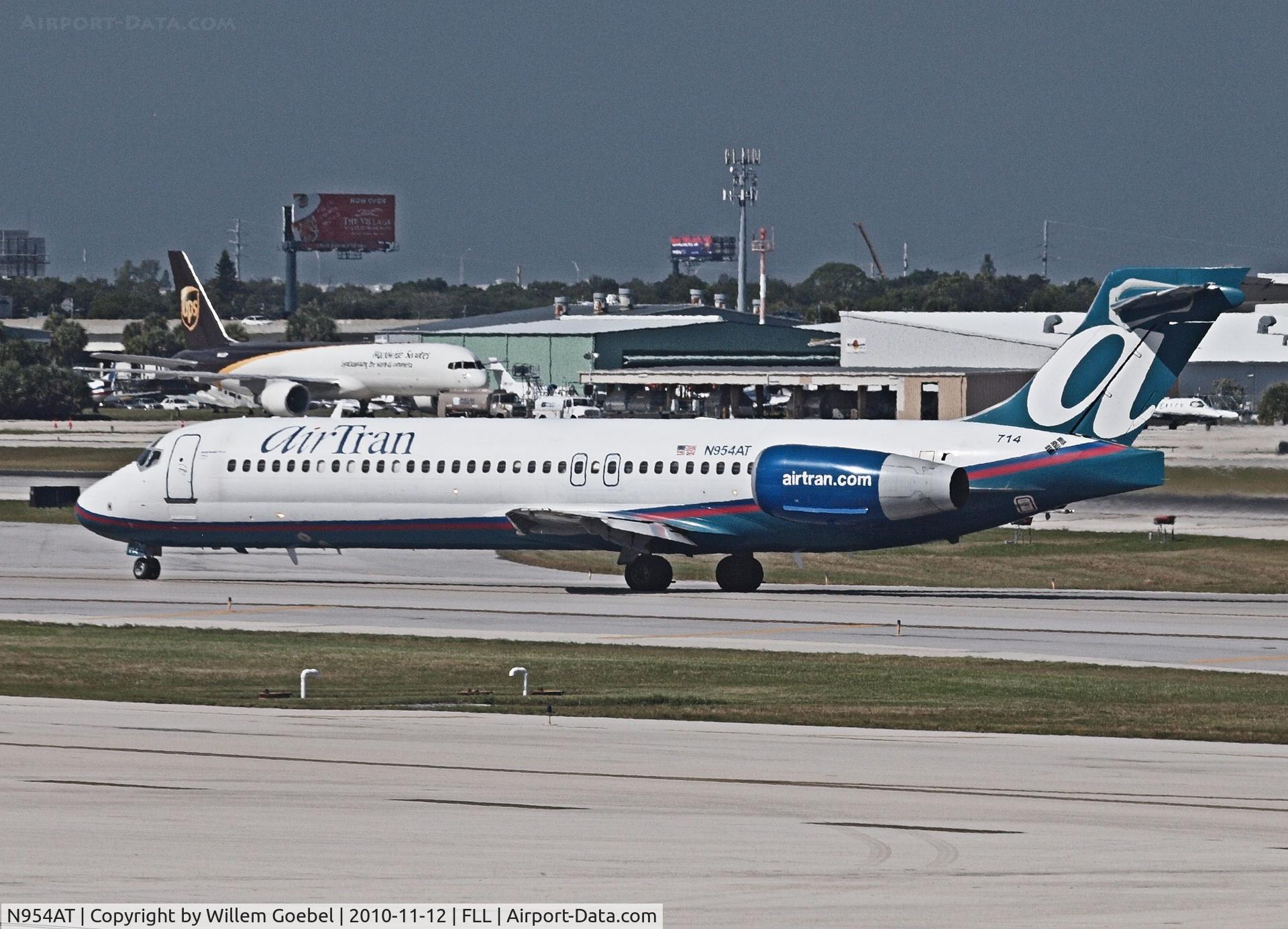 N954AT, 2000 Boeing 717-2BD C/N 55016, Taxi to the gate of Frt Lauderdale Airport
