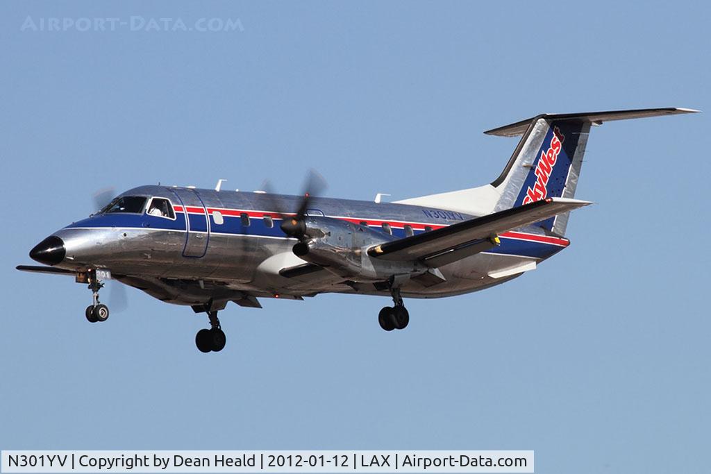N301YV, 1995 Embraer EMB-120ER Brasilia C/N 120.301, SkyWest Airlines N301YV (FLT SKW5585) from San Diego Int'l (KSAN) on short final to RWY 25L.