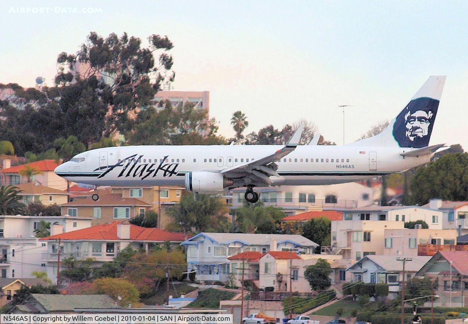 N546AS, 2005 Boeing 737-890 C/N 30022, Landing on San Diego Airport