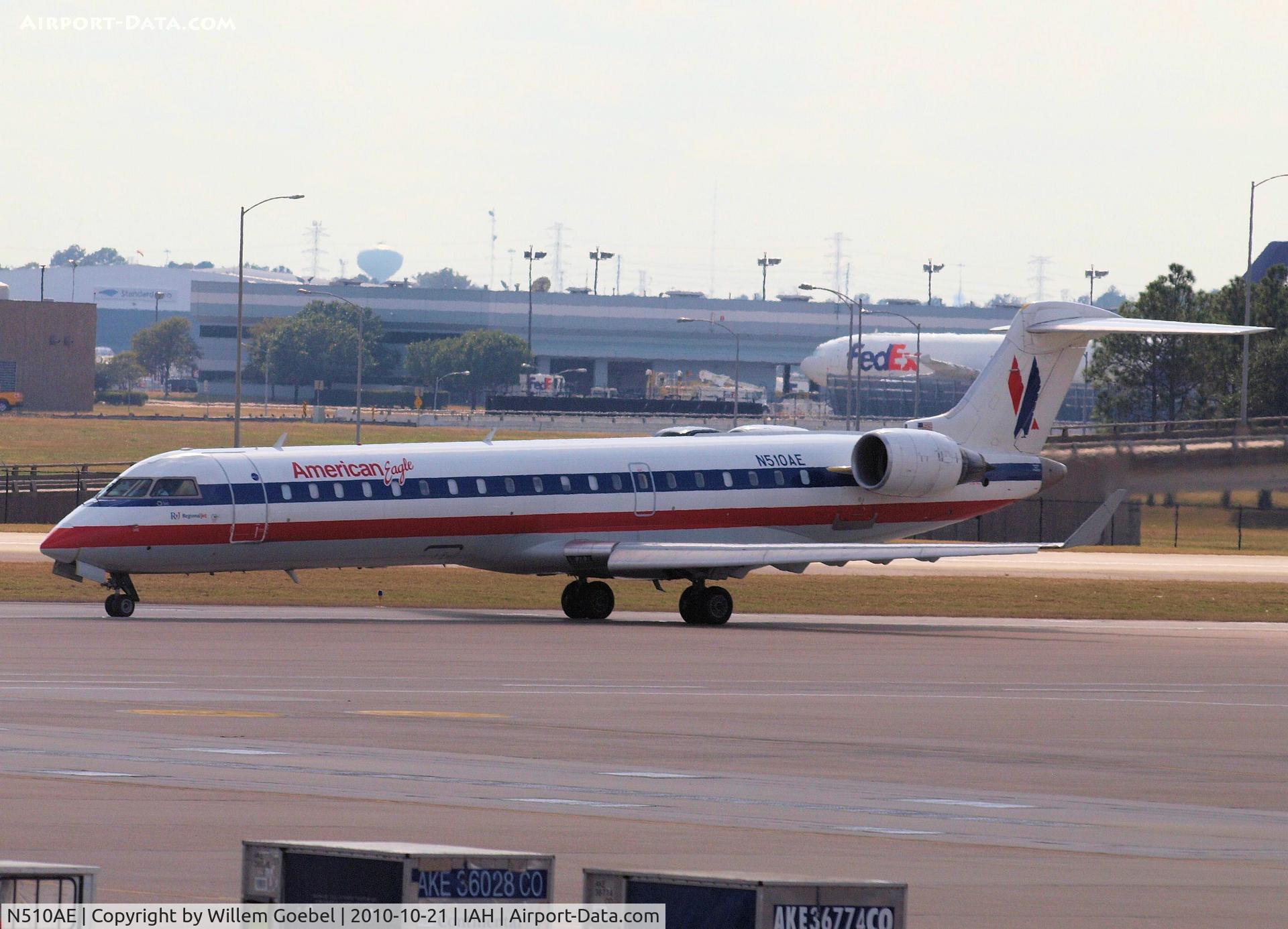 N510AE, 2003 Bombardier CRJ-701 (CL-600-2C10) Regional Jet C/N 10105, Taxi to the runway of Houston Airport