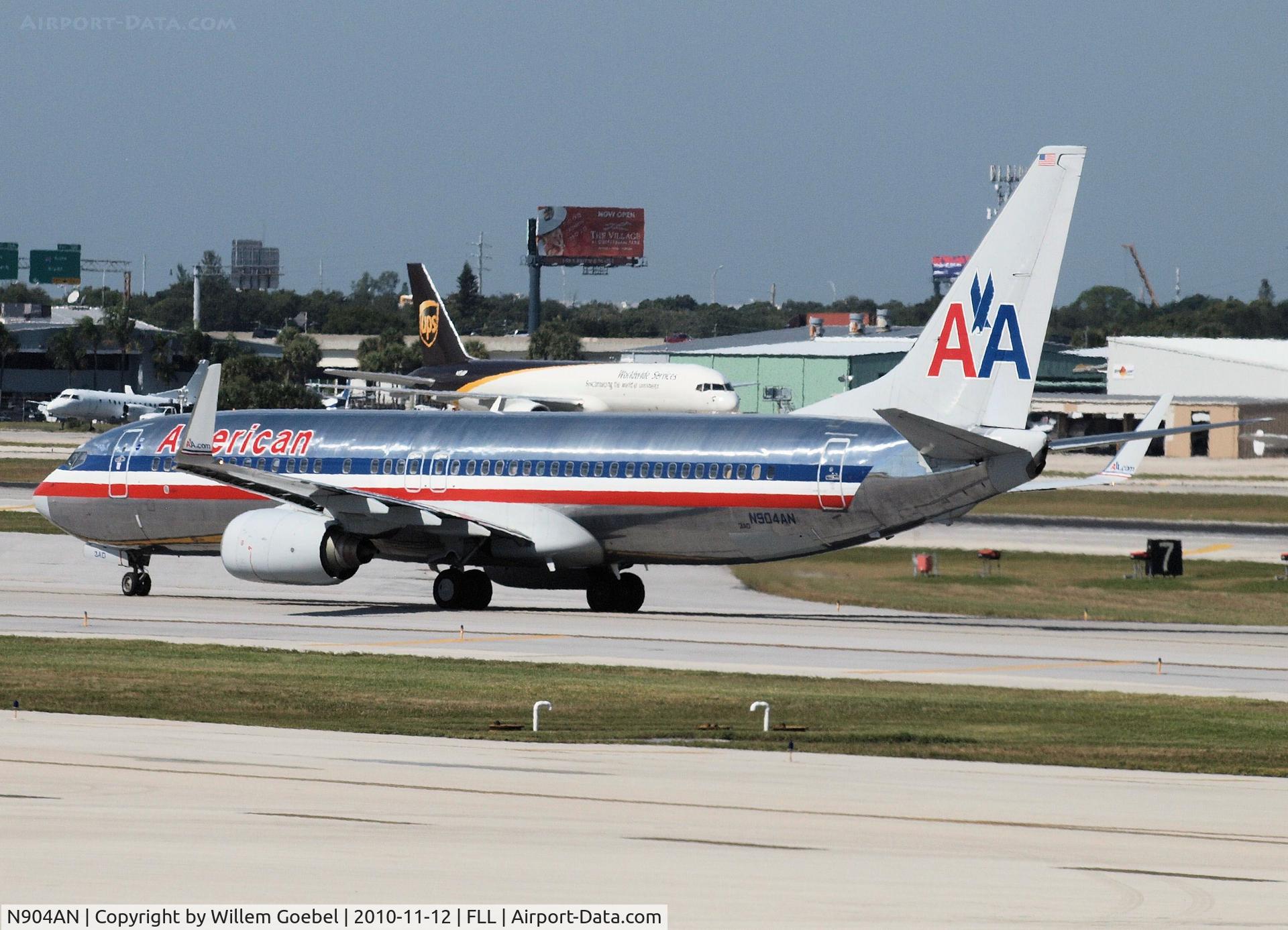 N904AN, 1999 Boeing 737-823 C/N 29506, Taxi to the gate of Frt Lauderdale
