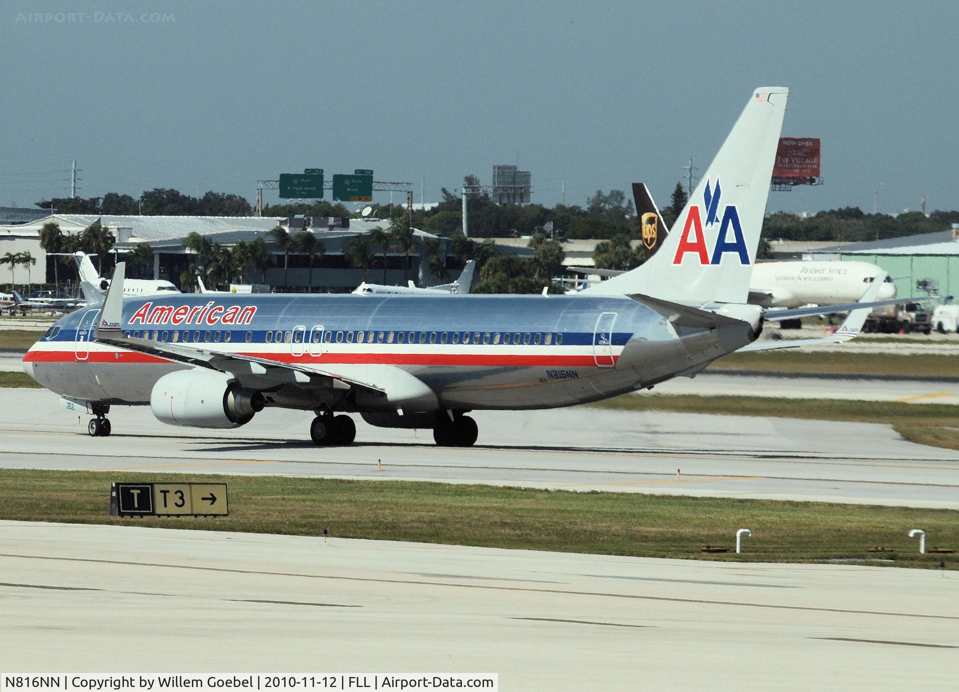 N816NN, 2009 Boeing 737-823 C/N 31081, Taxi to the gate of Frt Lauderdale