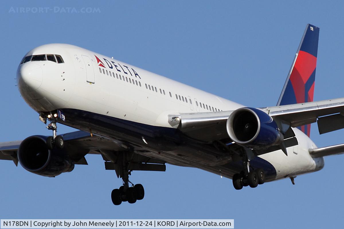 N178DN, 1991 Boeing 767-332 C/N 25143, Short final for 28
