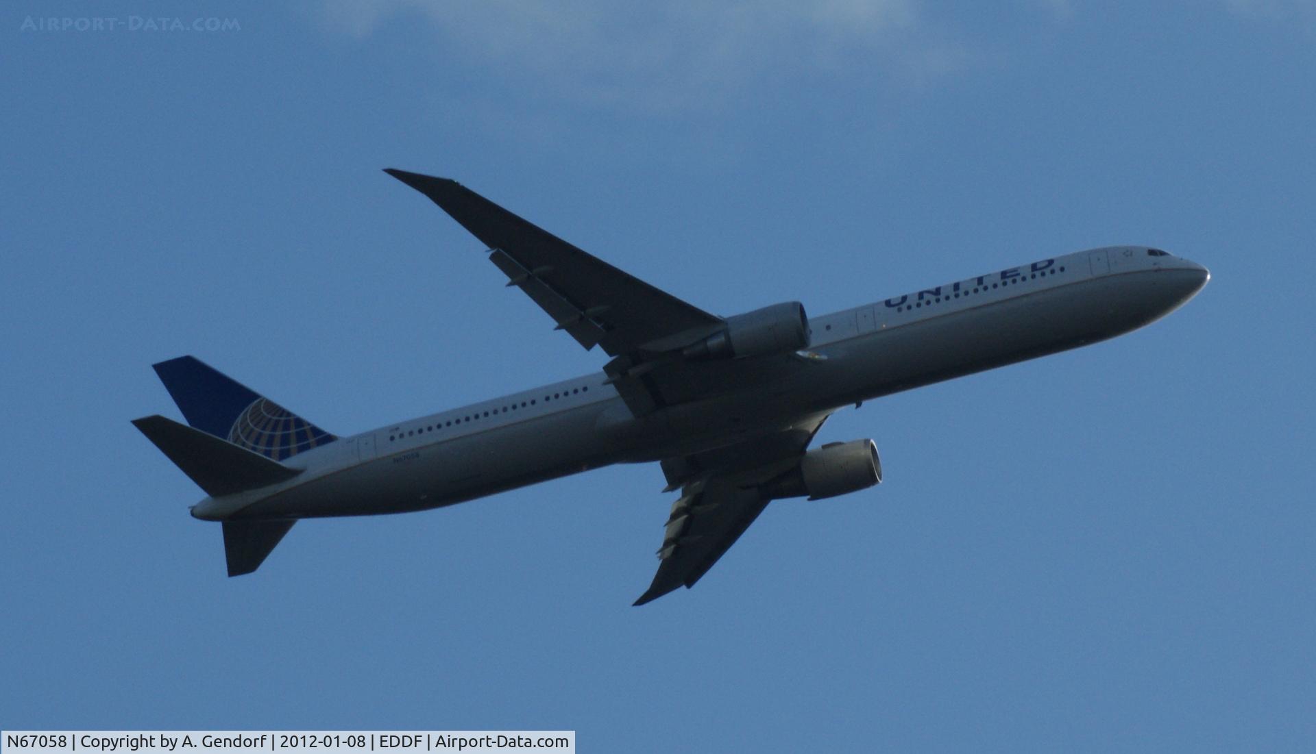 N67058, 2002 Boeing 767-424/ER C/N 29453, United, climbing out at Frankfurt Int´l (EDDF)