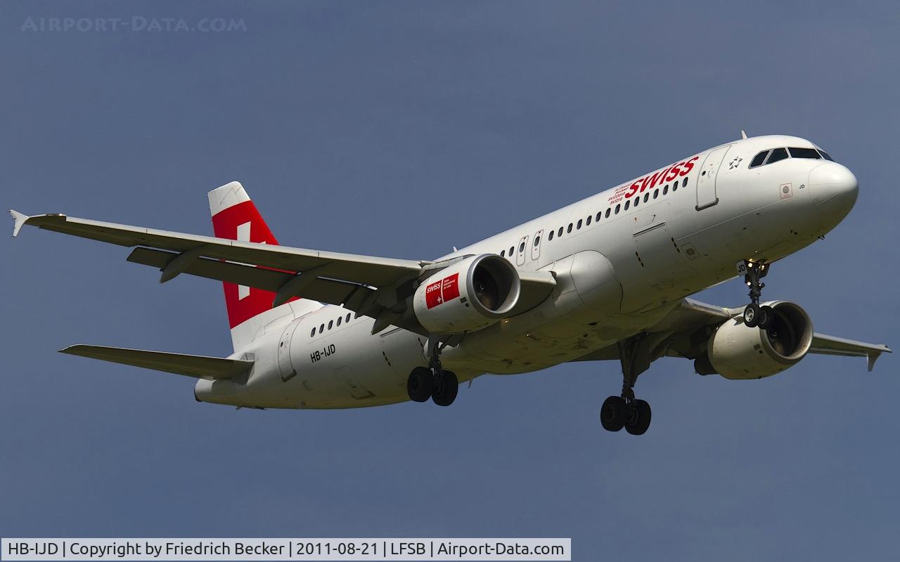 HB-IJD, 1995 Airbus A320-214 C/N 553, on final