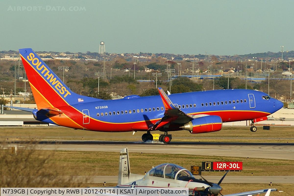 N739GB, 1998 Boeing 737-7H4 C/N 29275, Touchdown on 12R