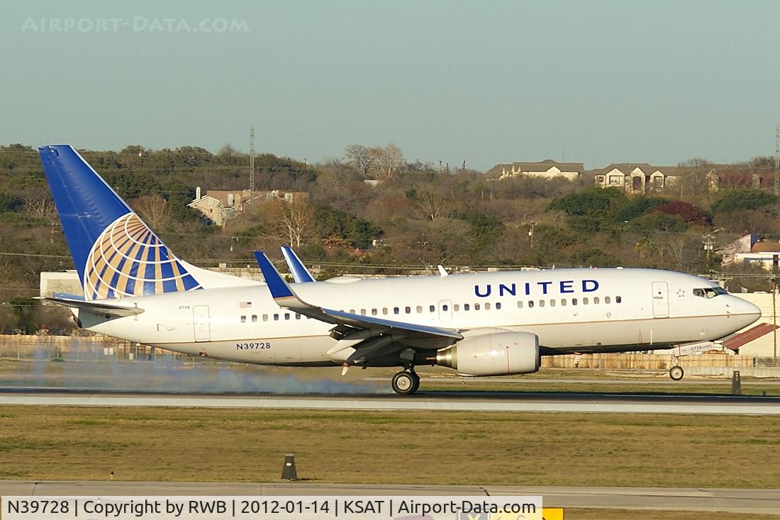 N39728, 1999 Boeing 737-724 C/N 28944, Touchdown on 12R