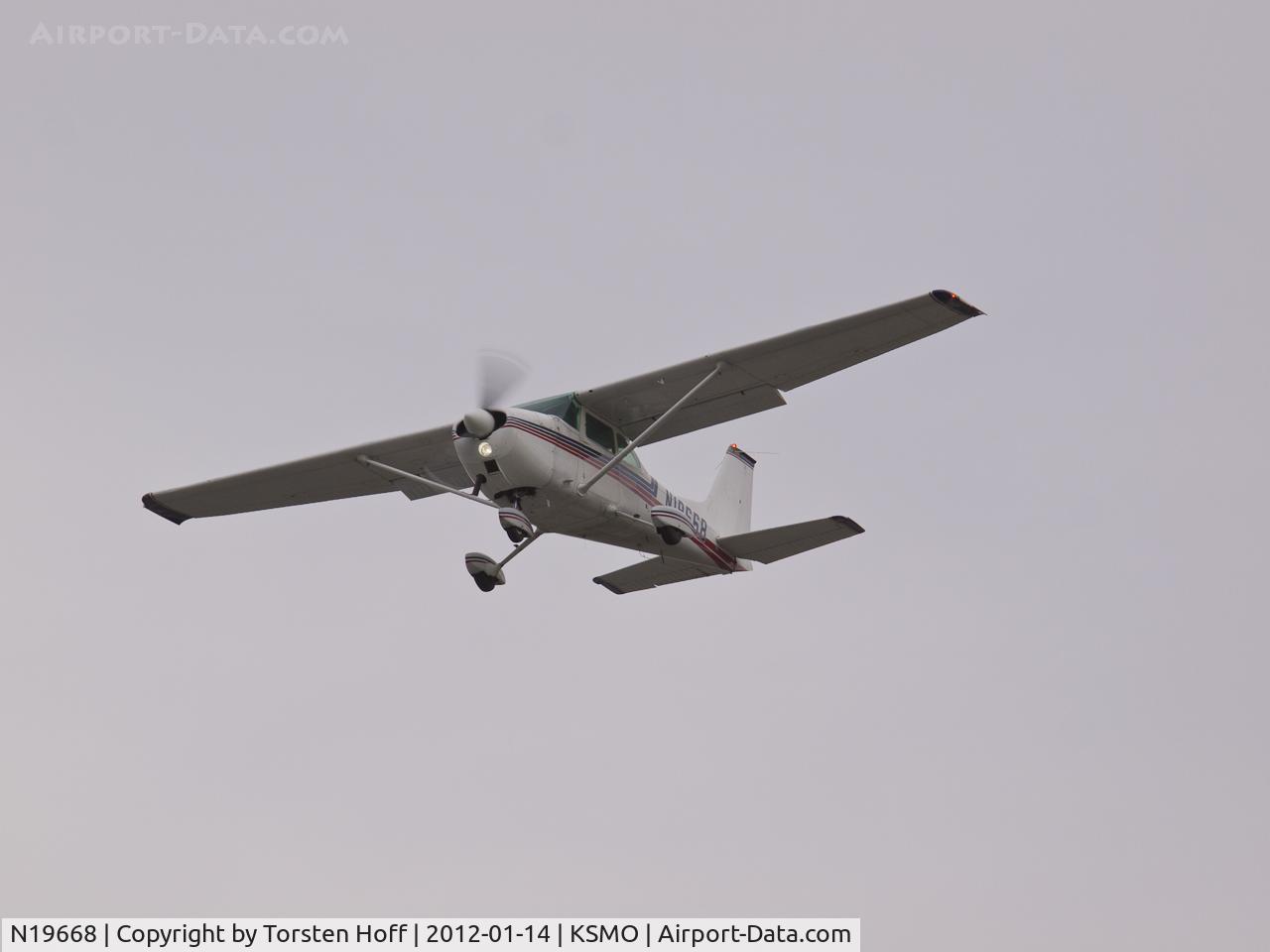N19668, 1972 Cessna 172L C/N 17260651, N19668 over RWY 21