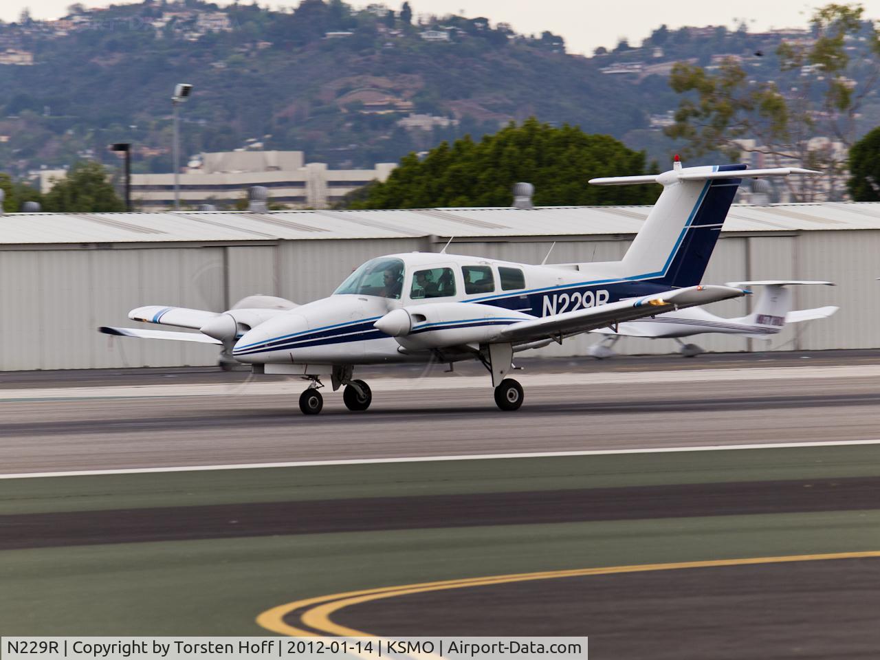 N229R, Beech 76 Duchess C/N ME-223, N229R departing from RWY 21
