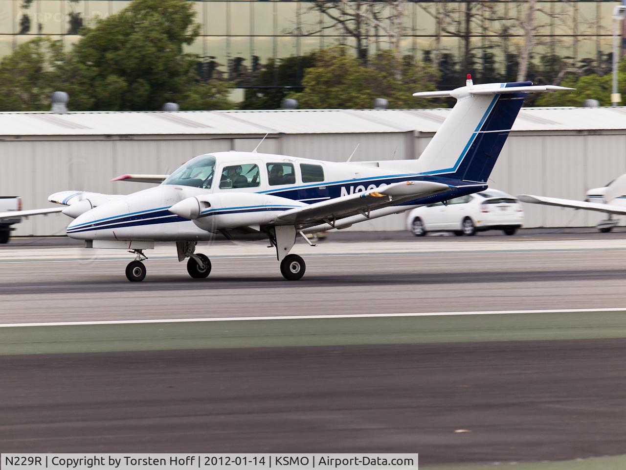 N229R, Beech 76 Duchess C/N ME-223, N229R departing from RWY 21