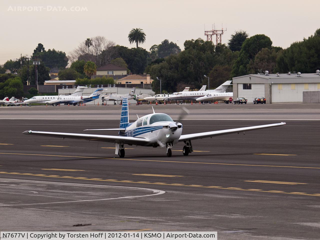 N7677V, 1982 Mooney M20J 201 C/N 24-1328, N7677V taxiing