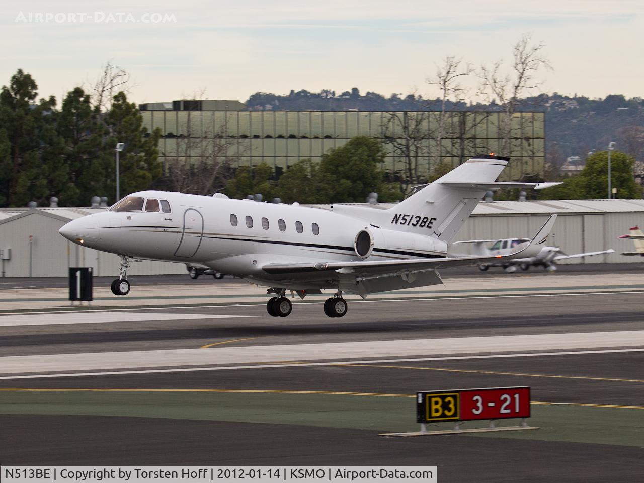 N513BE, 2000 Raytheon Hawker 800XP C/N 258471, N513BE arriving on RWY 21
